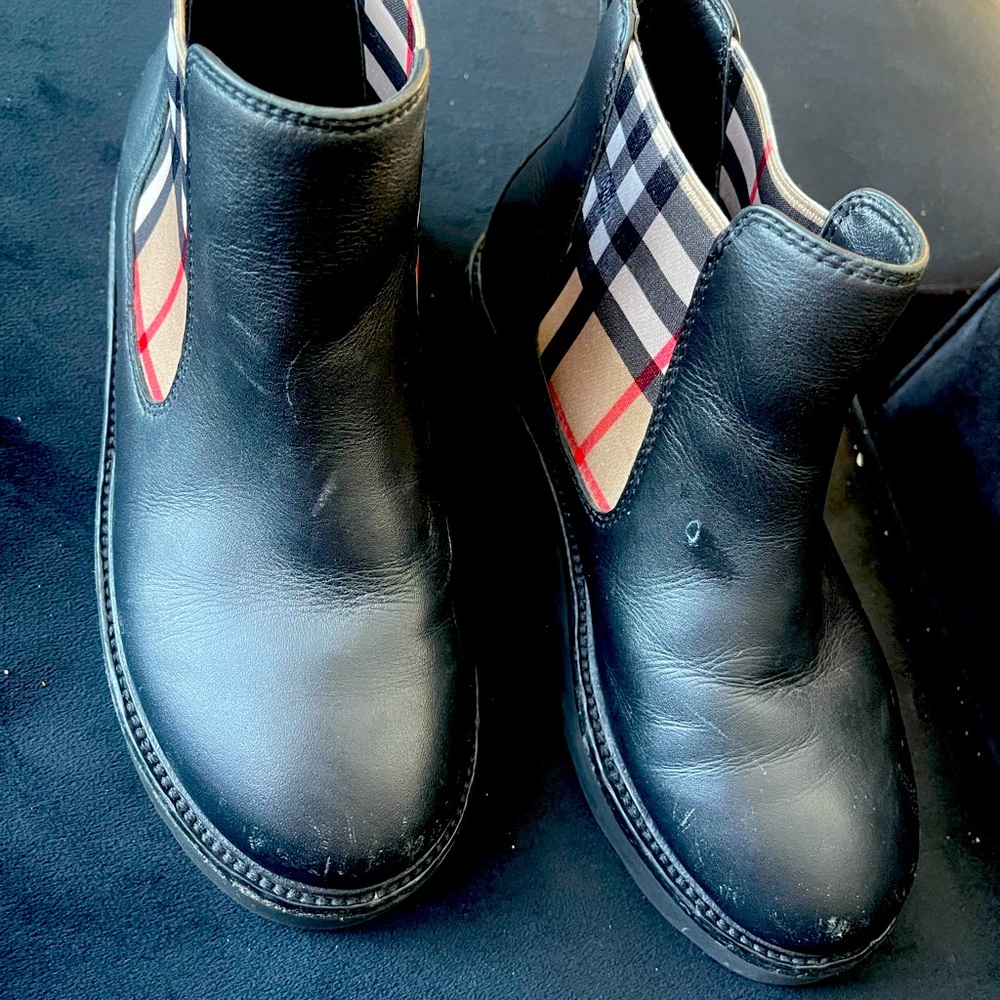 Kids Burberry boots size 34